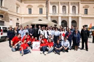 Foto di gruppo di alcuni volontari Cri